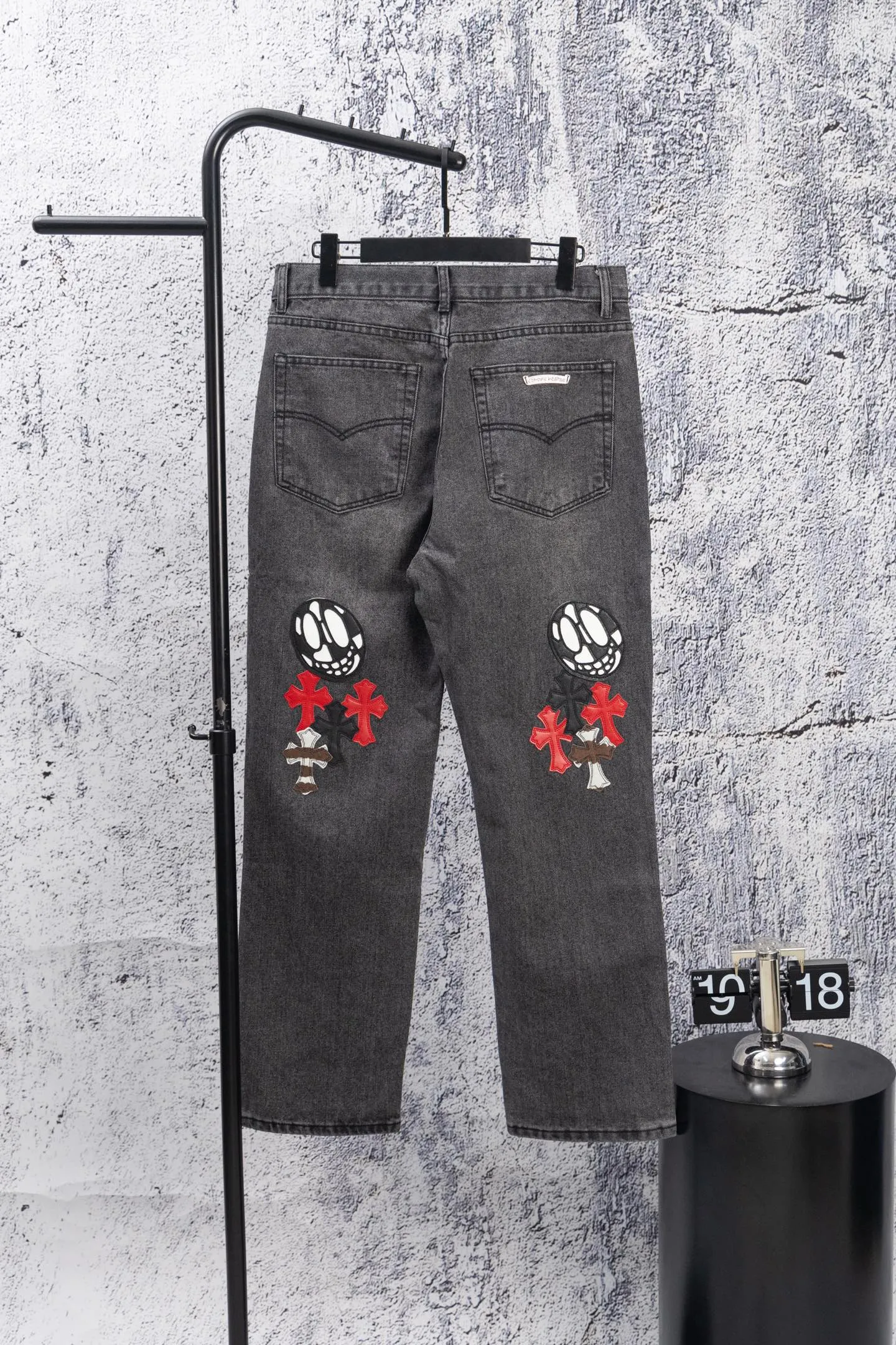 P290 Chromehearts CH Limited Edition Grimace Ox King Colorful Cross Patched Leather Cow King Jeans Cool brother and sister’s favorite pair, Grimace Cross Patch Leather Jeans. It can be said to be the real Ox King, ultra-limited and rare. The counter price is 34W level, patchwork cross pattern embellishment, washed jeans! ! An absolutely high-end luxury product, a 1.9W-level god-level single product, a super popular product, made by top heavy industry, a magic weapon that cannot be missed! [About Zangyin] This is an extremely luxurious fashion brand that can also be called the aristocracy of the high street. It has always been an exclusive brand for some hipsters or rich second generations. Compared with ordinary high streets, it is more luxurious and noble. Compared with luxury brands, it is more fashionable and individual. It has always been a brand that I have a special liking for. [Top heavy industry fashion design] Consistently high-street luxury style. Speaking of this style, the Zangyin family and GU family are definitely the leading representative brands. Especially the Zangyin family has really achieved a state-of-the-art effect in creating high-street style. The unique washed material is used to create this style. The color system is already quite eye-catching. After it is decorated with patchwork cross flowers, it cleverly highlights the charm of the brand. Secondly, this style uses classic The high-waist cutting design highlights the long legs and fashionable temperament of the upper body. The brand is highly recognizable and the slim fit configuration is more suitable for daily wear. It is a product that interprets personality, fashion, and specifications at a glance. This single product is enough to make any fan excited. It can be a white T-shirt for a youthful college style, or a tight suspender for a royal style. It has strong matching ability and can be easily controlled by men.  [Materials and craftsmanship] Needless to say, this point goes without saying. As an excellent craftsman brand, Zangyin’s requirements for details and craftsmanship are really perfect. The washed color of this model has gone through so many processes, not to mention the embellishment of denim appliques. It is also purely hand-made and sewn. Just like what they believe in, only hand-made things have soul and have the meaning of wear. A top-notch heavy-duty fashionable denim item, I look forward to your perfect interpretation! !  Color: Picture color Size: 28-36